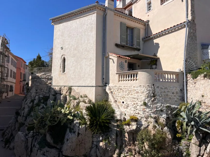 Élément en pierre naturelle dans un jardin de la Côte d'Azur